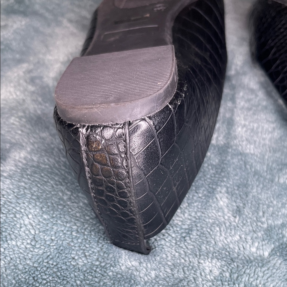 Lulu's 7.5 Black Croc-Embossed Loafers - Picture 8 of 8
